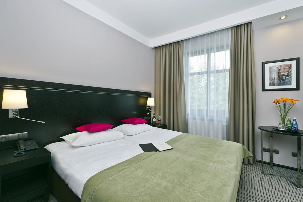 Hotel Fado Spa & Restaurant Swidnica  Bagian luar foto