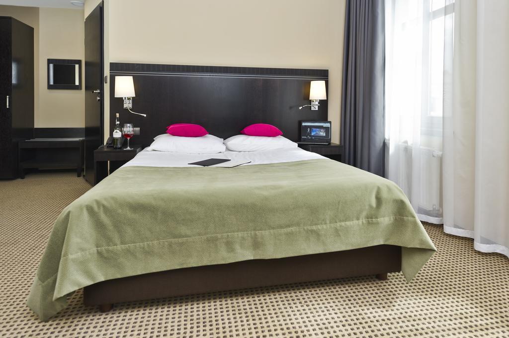 Hotel Fado Spa & Restaurant Swidnica  Bagian luar foto